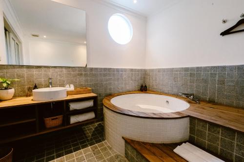 塞米亚克布朗费德酒店的带浴缸和盥洗盆的浴室