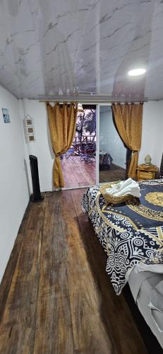布兰卡滩Buda House Beach的一间卧室设有两张床,铺有木地板