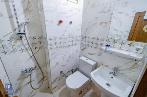 埃德雷米特AKÇAY LEMAN OTEL的浴室配有卫生间、淋浴和盥洗盆。
