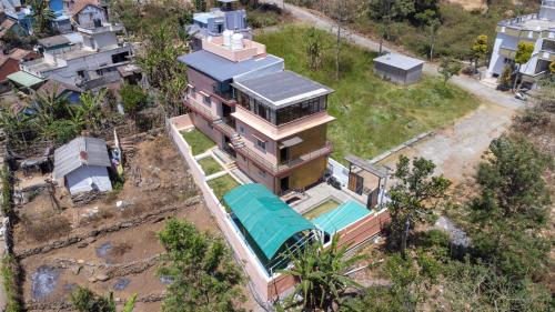 埃尔加德JK Resort的享有带绿色屋顶的房子的顶部景色