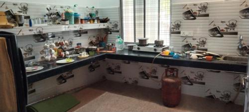 克久拉霍happy khajuraho home stay的厨房配有柜台、水槽和炉灶。