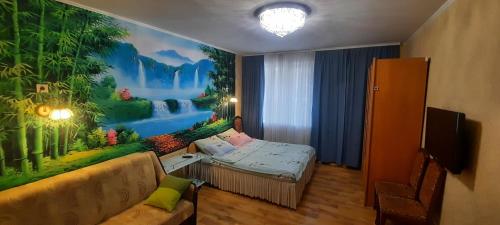 伊尔平Затишна, домашня 43м в тихому зеленому місці Поруч Центральний парк Університет的卧室配有一张床铺的房间画