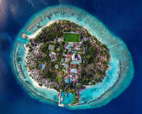 北马累环礁Bandos Maldives的热带岛屿的空中景致