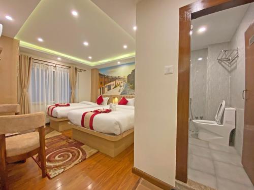 加德满都Hotel Malati的酒店客房带两张床和一间浴室