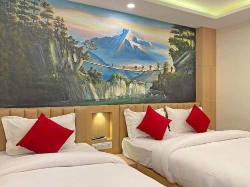 加德满都Hotel Malati的画室里两张带红色枕头的床