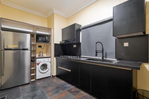 拉各斯Azure的厨房配有水槽和洗衣机