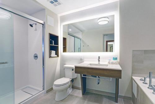 惠特比惠特比奥沙瓦智选假日酒店的浴室配有卫生间、盥洗盆和淋浴。