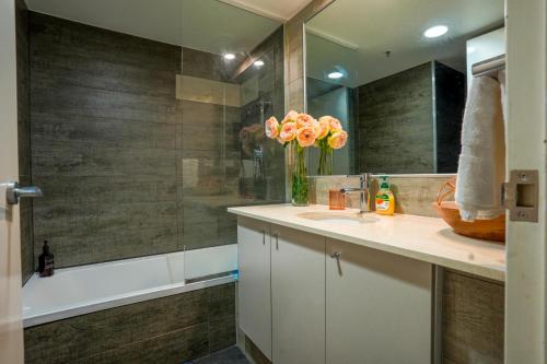 布里斯班CBD Central - 1BDR Apt - Sleeps 6 - Sebel 4 Star Resort的一间带水槽和花瓶的浴室