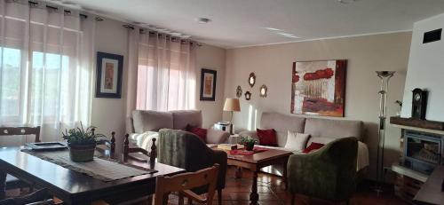 VilvestreCasa Obdulia的客厅配有沙发和桌子