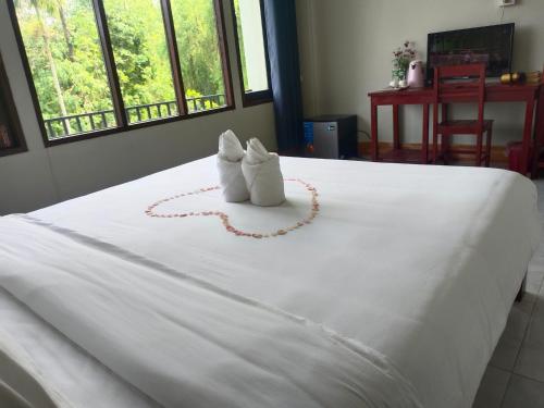 万荣Vang Vieng Champa Hotel的两只塞满食物的动物坐在床上