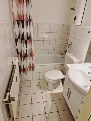 汉诺威Apartment Nordtraum的一间带卫生间和水槽的浴室