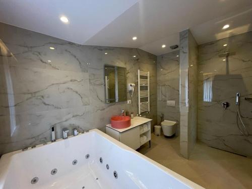 VorëReign Hotel的大型浴室设有浴缸和淋浴。