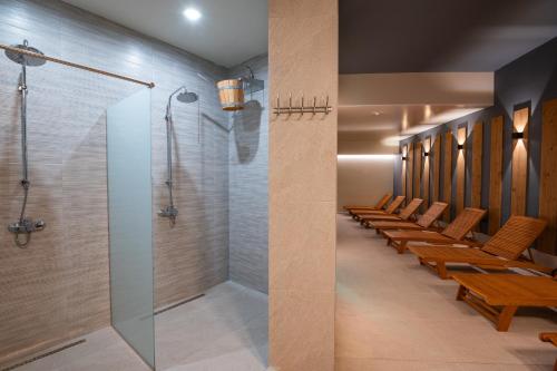 巴尔奇克Hotel Samara with Relax area的一间会议室,内配步入式淋浴间和长椅