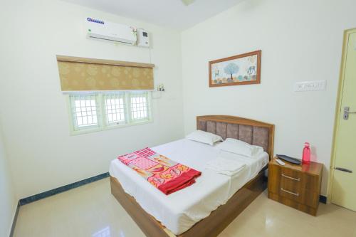 钦奈Izi Transit Stay的一间卧室设有一张床和一个窗口