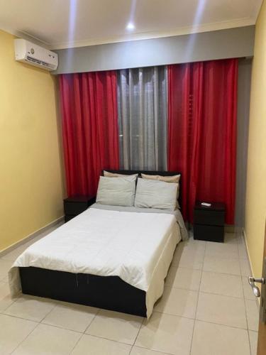 QuificaJUCENTE_ALOJAMENTO_LOCAL的一间卧室配有红色窗帘的床