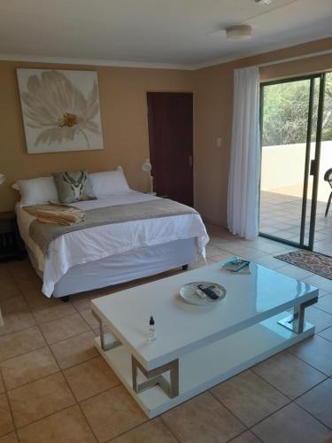 玛洛斯帕克Kruger Bush Retreat的一间卧室配有一张床和一张桌子