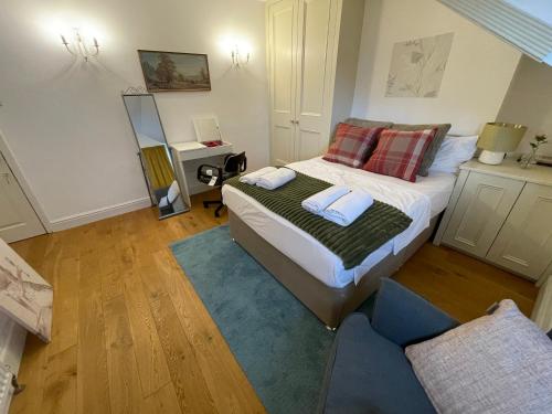 SurbitonLuxury Apartment in Surbiton, good access to London Waterloo的一间带床和沙发的小卧室