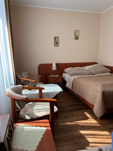 尤斯托尼莫斯基Chata Rybaka的酒店客房设有两张床和一张桌子。