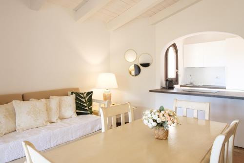 利斯西亚迪维卡[Poltu Qualtu 2 Min] Vista Mare e Piscina的客厅配有桌子和沙发