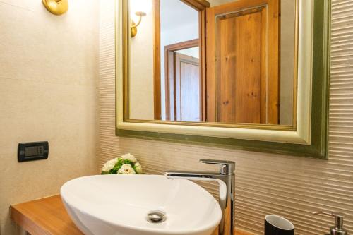 利斯西亚迪维卡[Poltu Qualtu 2 Min] Vista Mare e Piscina的浴室设有白色水槽和镜子
