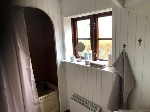 TollarpTorpet的浴室设有窗户、水槽和镜子