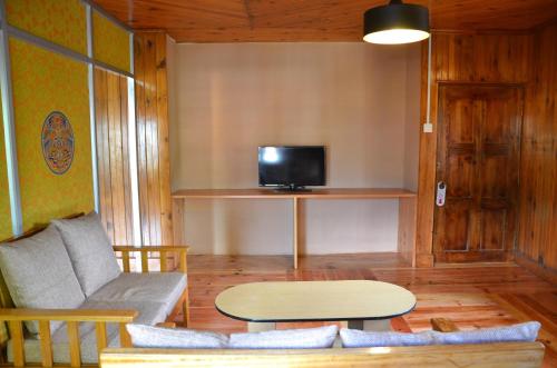 帕罗Sinchula Villa的带沙发、桌子和电视的客厅