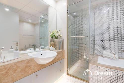 Dream Inn - Contemporary 2BR Marsa Tower的一间浴室