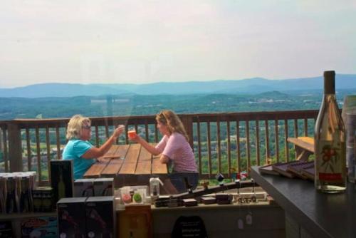 Mount Torry FurnaceWintergreen的两名妇女坐在阳台上的桌子上
