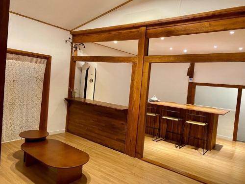 庆州Stay Sayu Hanok的一间设有镜子、桌子和长凳的房间