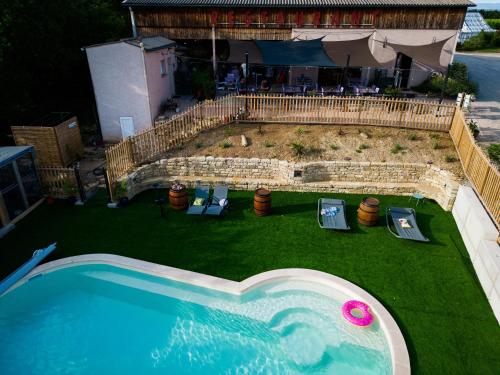 AlzonneL'Escale Occitane的后院游泳池的顶部景色