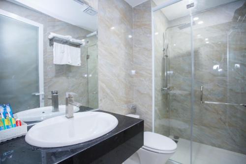 绥和市Khách sạn Minh Long的浴室配有卫生间、盥洗盆和淋浴。