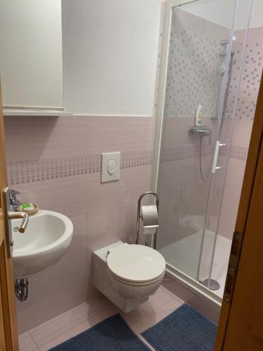 库伦瓦库夫Atlantis Home的带淋浴、卫生间和盥洗盆的浴室