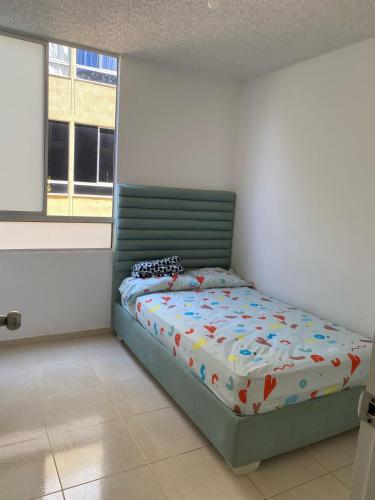 巴耶杜帕尔APARTAMENTO COMPLETO 3 HABITACIONES - 2 AIRE ACONDICIONADOS的一间带床的卧室,位于带窗户的房间内
