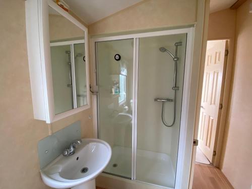 利文-法夫Caravan SK 110的带淋浴和盥洗盆的浴室