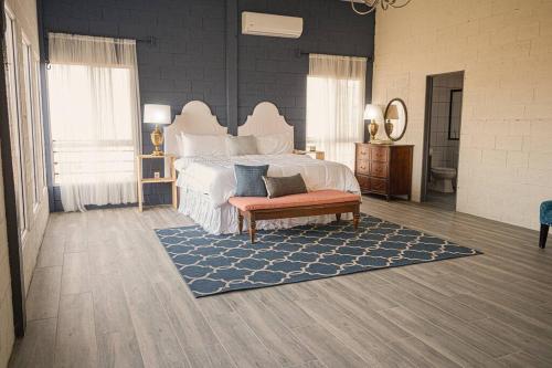 拉乌尼翁Breathtaking Mountain Views in La Union, El Salvador的卧室配有一张白色大床和蓝色地毯。