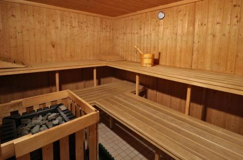 托特瑙贝格Fewo 2 - Residenz Schauinsland -Sauna, E-Ladestation, Schauinsland- Todtnauberg, Liftverbund Feldberg的木制桑拿,里面设有长椅和桶
