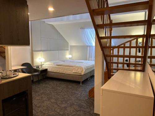 布拉格玛霍瓦酒店的一间卧室设有一张床和一个螺旋楼梯