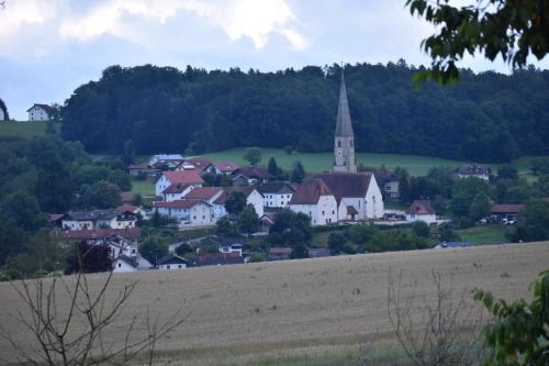 ReutZum Gänseglück的一座小镇,有教堂和田野