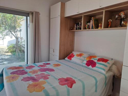 滨海圣西尔Chambre indépendante climatisée, terrasse 100M2 et salle d'eau的一间卧室,床上放着鲜花