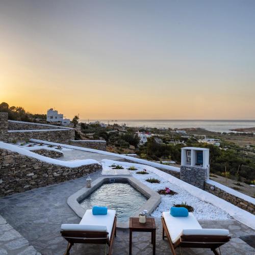 帕拉斯波罗斯Peters Place - Paros Resort的一座带大海的建筑的顶部的热水浴池