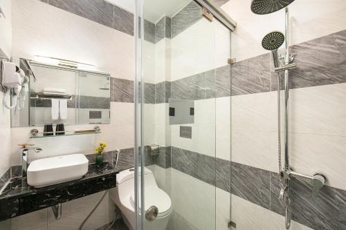 河内Hanoi Tunger Premium Hotel & Travel的带淋浴、卫生间和盥洗盆的浴室