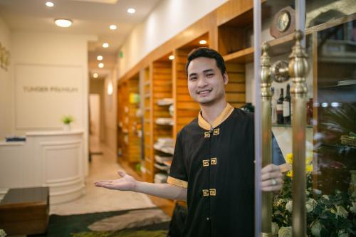 河内Hanoi Tunger Premium Hotel & Travel的站在商店里,手伸出手来的人