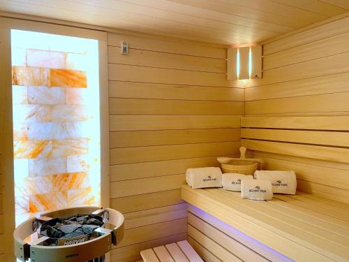 弗瓦迪斯瓦沃沃Belmar Park Resort & SPA的一个带浴缸和毛巾的桑拿角落