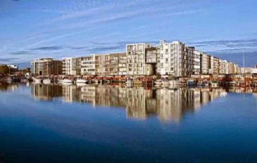哥本哈根Canal view In City的水体上的大型公寓大楼