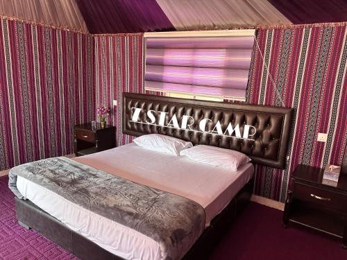 瓦迪拉姆7star camp的一间卧室,配有一张带标志的床