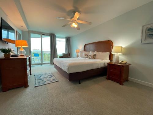 默特尔比奇77号地平线酒店的一间卧室配有一张床和吊扇