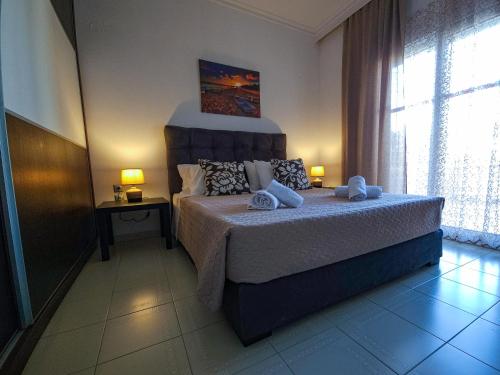 阿凡杜Villa Nektarina的一间卧室配有带毛巾的床