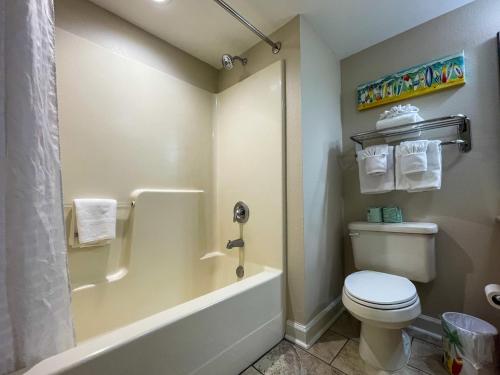 默特尔比奇77号地平线酒店的带浴缸、卫生间和淋浴的浴室。