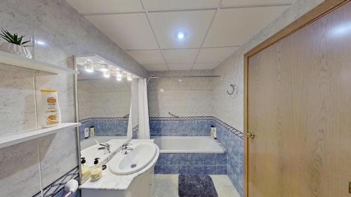 圣卡洛斯拉腊皮塔Apartamento vistas al mar, segunda línea 3 habitaciones的浴室配有盥洗盆和浴缸。