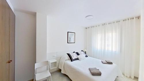 圣卡洛斯拉腊皮塔Apartamento vistas al mar, segunda línea 3 habitaciones的白色的卧室设有床和窗户